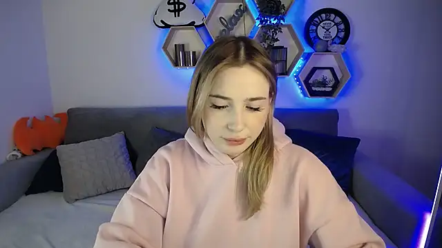 Snapshot of SabrinViolet chatting on 12/18/24, 12:18 SabrinViolet online show from 12/18/24, 12:18