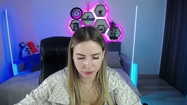 Snapshot of SabrinViolet chatting on 09/15/25, 08:03 SabrinViolet online show from 09/15/25, 08:03
