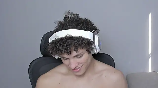 Snapshot of laurent_nova chatting on 10/22/25, 06:29 laurent nova online show from 10/22/25, 06:29