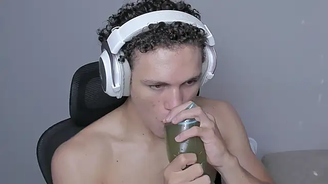 Snapshot of laurent_nova chatting on 10/23/25, 07:12 laurent nova online show from 10/23/25, 07:12