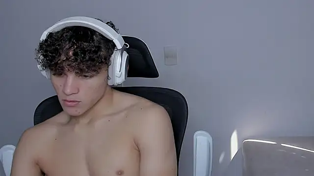 Snapshot of laurent_nova chatting on 10/29/25, 05:58 laurent nova online show from 10/29/25, 05:58