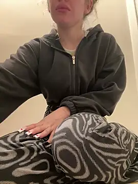 Snapshot of Holly-Glamour chatting on 03/04/25, 12:50 Holly-Glamour online show from 03/04/25, 12:50