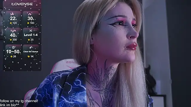 Snapshot of fraulein_mooon chatting on 11/18/25, 12:16 fraulein mooon online show from 11/18/25, 12:16