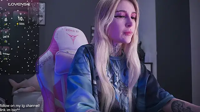 Snapshot of fraulein_mooon chatting on 11/24/25, 10:53 fraulein mooon online show from 11/24/25, 10:53