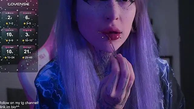 Snapshot of fraulein_mooon chatting on 11/26/25, 02:45 fraulein mooon online show from 11/26/25, 02:45