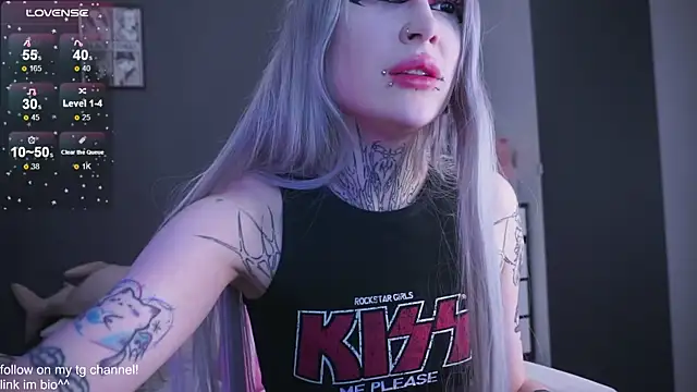 Snapshot of fraulein_mooon chatting on 12/17/25, 05:52 fraulein mooon online show from 12/17/25, 05:52