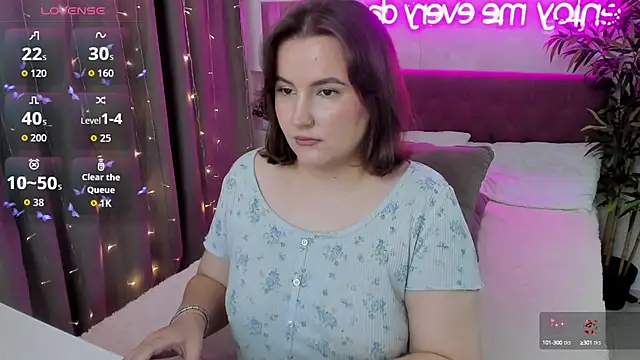 Snapshot of FeralPeach chatting on 09/17/25, 04:14 FeralPeach online show from 09/17/25, 04:14