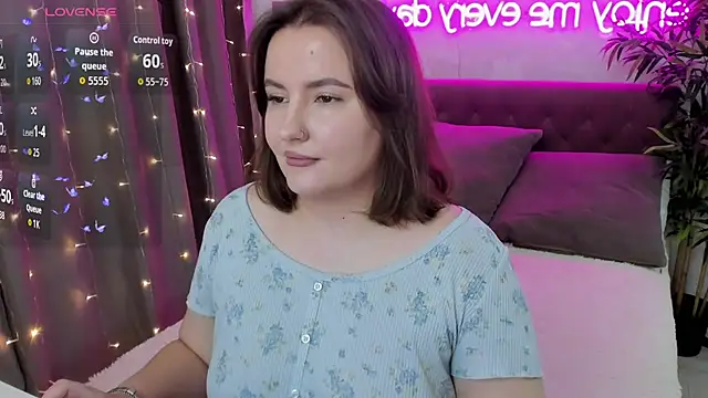 Snapshot of FeralPeach chatting on 10/18/25, 05:10 FeralPeach online show from 10/18/25, 05:10