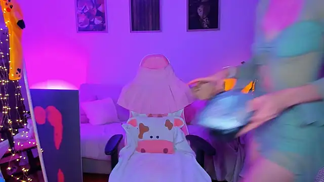 Snapshot of Alyssa_Smitt chatting on 10/27/25, 06:45 Alyssa Smitt online show from 10/27/25, 06:45