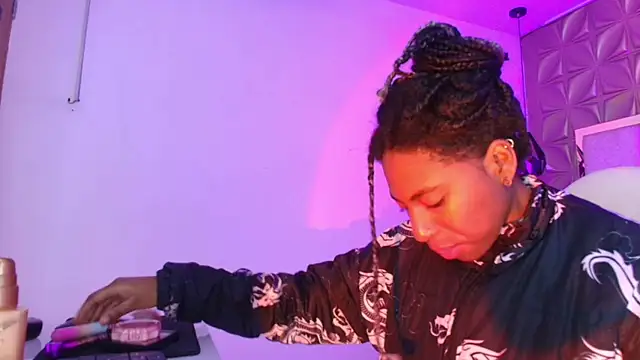 Queen perla  online show from 04/17/26, 12:19