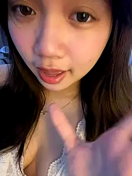 Snapshot of Hotellinh12 chatting on 09/17/25, 07:54 Hotellinh12 online show from 09/17/25, 07:54