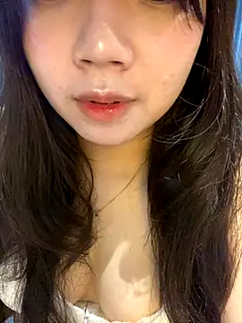 Snapshot of Hotellinh12 chatting on 10/05/25, 04:27 Hotellinh12 online show from 10/05/25, 04:27