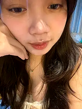 Snapshot of Hotellinh12 chatting on 10/06/25, 04:48 Hotellinh12 online show from 10/06/25, 04:48