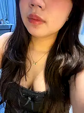 Snapshot of Hotellinh12 chatting on 10/13/25, 03:23 Hotellinh12 online show from 10/13/25, 03:23