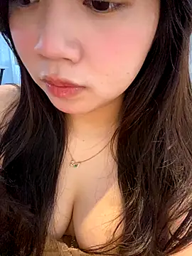 Snapshot of Hotellinh12 chatting on 10/19/25, 07:31 Hotellinh12 online show from 10/19/25, 07:31