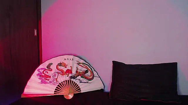 Snapshot of catipetite chatting on 12/14/24, 04:12 catipetite online show from 12/14/24, 04:12