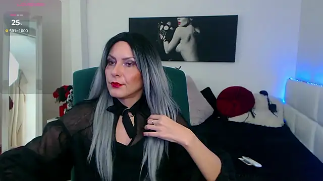 Snapshot of EvelynQueenn chatting on 12/18/24, 07:58 EvelynQueenn online show from 12/18/24, 07:58