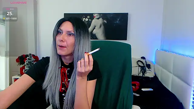 Snapshot of EvelynQueenn chatting on 12/19/24, 05:40 EvelynQueenn online show from 12/19/24, 05:40