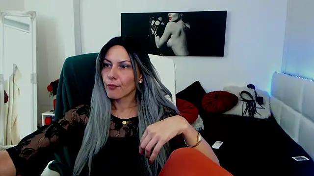Snapshot of EvelynQueenn chatting on 12/20/24, 11:21 EvelynQueenn online show from 12/20/24, 11:21