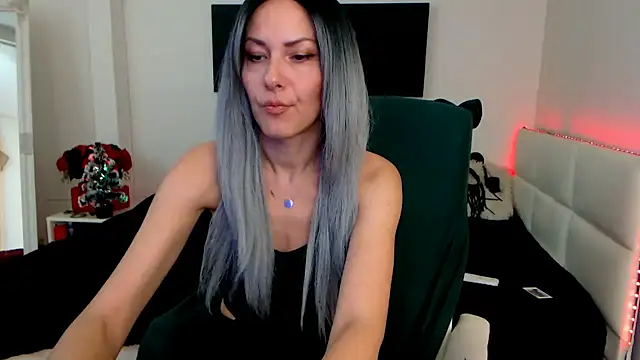 Snapshot of EvelynQueenn chatting on 12/22/24, 05:56 EvelynQueenn online show from 12/22/24, 05:56