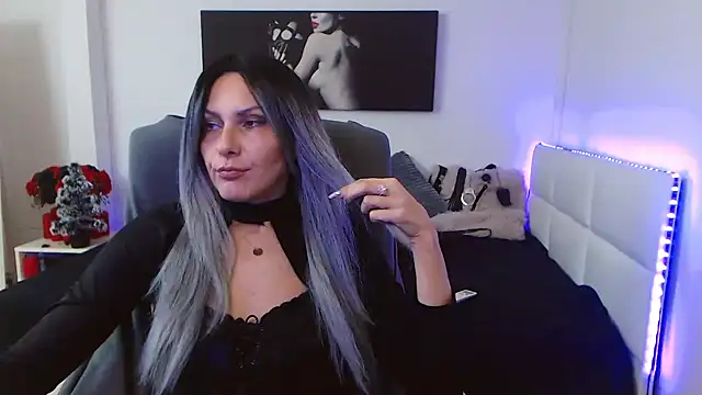 Snapshot of EvelynQueenn chatting on 01/07/25, 05:54 EvelynQueenn online show from 01/07/25, 05:54