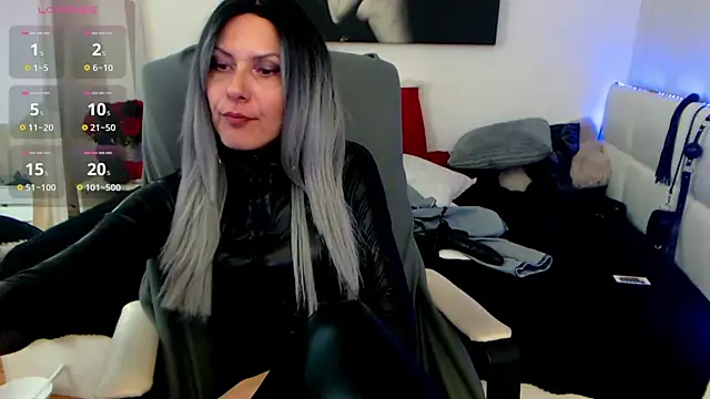 Snapshot of EvelynQueenn chatting on 01/30/25, 12:06 EvelynQueenn online show from 01/30/25, 12:06