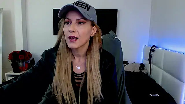 Snapshot of EvelynQueenn chatting on 02/03/25, 06:13 EvelynQueenn online show from 02/03/25, 06:13