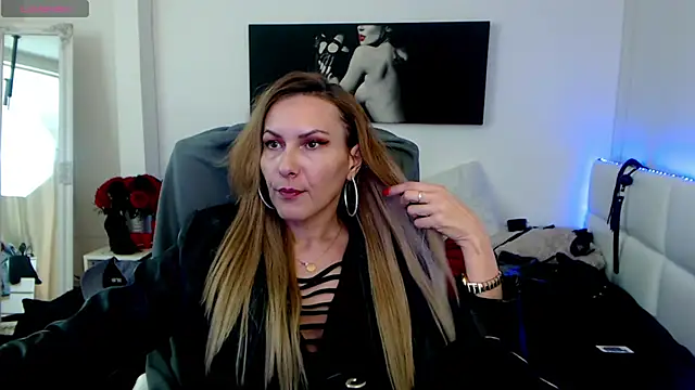 Snapshot of EvelynQueenn chatting on 02/03/25, 10:36 EvelynQueenn online show from 02/03/25, 10:36