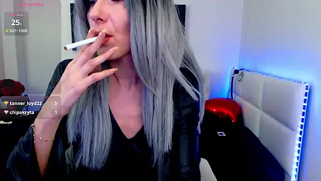 Snapshot of EvelynQueenn chatting on 03/17/25, 09:01 EvelynQueenn online show from 03/17/25, 09:01