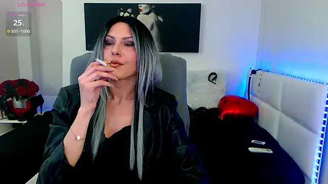 Snapshot of EvelynQueenn chatting on 03/18/25, 05:31 EvelynQueenn online show from 03/18/25, 05:31