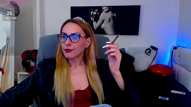 Snapshot of EvelynQueenn chatting on 03/22/25, 09:24 EvelynQueenn online show from 03/22/25, 09:24