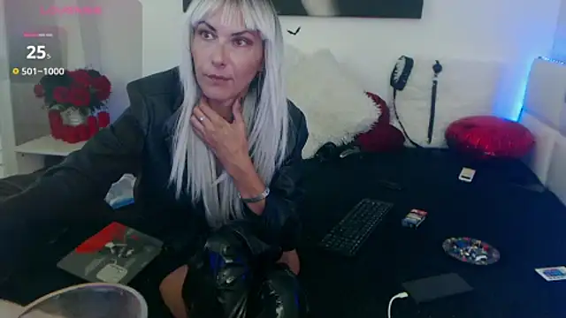 Snapshot of EvelynQueenn chatting on 09/10/25, 04:45 EvelynQueenn online show from 09/10/25, 04:45