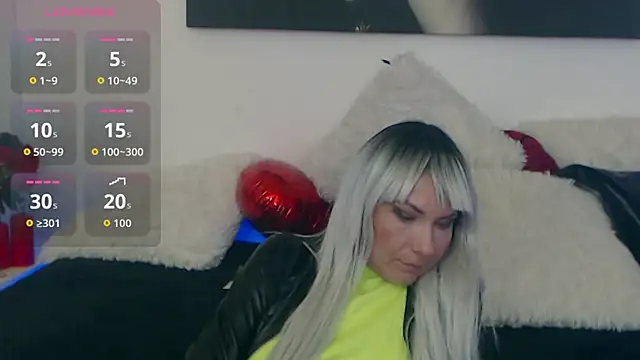 Snapshot of EvelynQueenn chatting on 10/16/25, 08:15 EvelynQueenn online show from 10/16/25, 08:15
