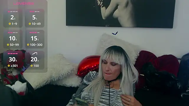 Snapshot of EvelynQueenn chatting on 10/17/25, 06:49 EvelynQueenn online show from 10/17/25, 06:49