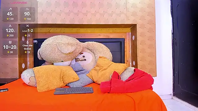 SofiAndNicol online show from 12/17/25, 11:05