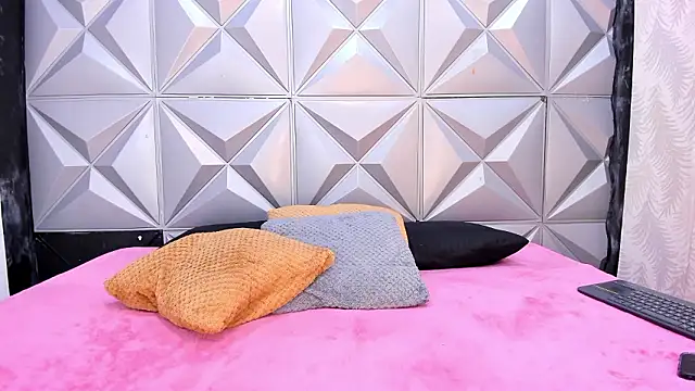 Snapshot of SofiAndNicol chatting on 03/05/26, 11:06 SofiAndNicol online show from 03/05/26, 11:06