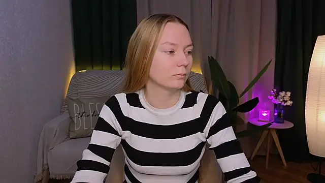Snapshot of CarolynCohen__ chatting on 12/05/24, 01:47 CarolynCohen online show from 12/05/24, 01:47
