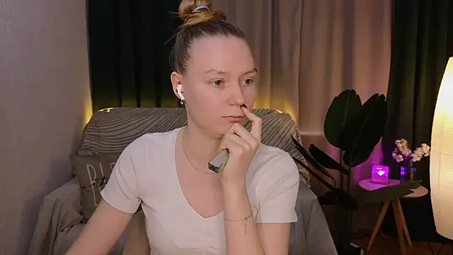 Snapshot of CarolynCohen__ chatting on 03/22/25, 05:17 CarolynCohen online show from 03/22/25, 05:17