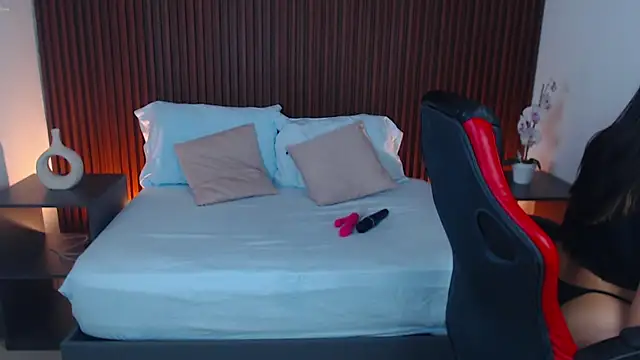 lizowenn  online show from 02/25/25, 12:45