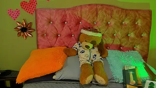 Snapshot of blue_violette_ chatting on 11/02/25, 06:43 blue violette online show from 11/02/25, 06:43