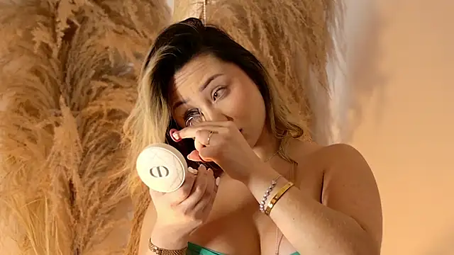 SaraFerreira online show from 02/18/25, 12:26