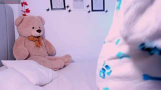 Snapshot of DannaHyde chatting on 10/24/25, 09:22 DannaHyde online show from 10/24/25, 09:22