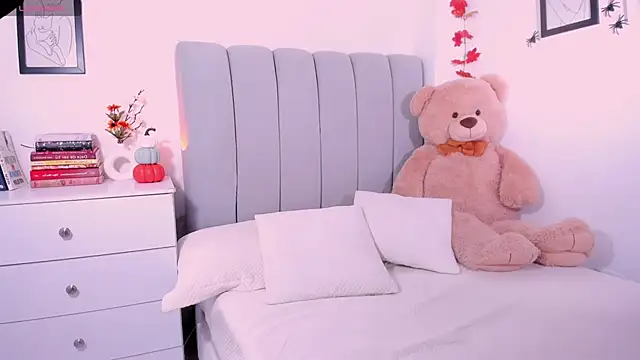 Snapshot of DannaHyde chatting on 10/30/25, 05:35 DannaHyde online show from 10/30/25, 05:35