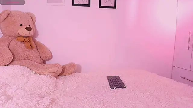 Snapshot of DannaHyde chatting on 11/25/25, 07:25 DannaHyde online show from 11/25/25, 07:25