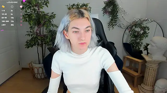 Snapshot of Mia_Cheers chatting on 12/08/24, 01:47 Mia Cheers online show from 12/08/24, 01:47