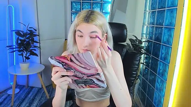 Snapshot of Mia_Cheers chatting on 01/22/25, 01:42 Mia Cheers online show from 01/22/25, 01:42