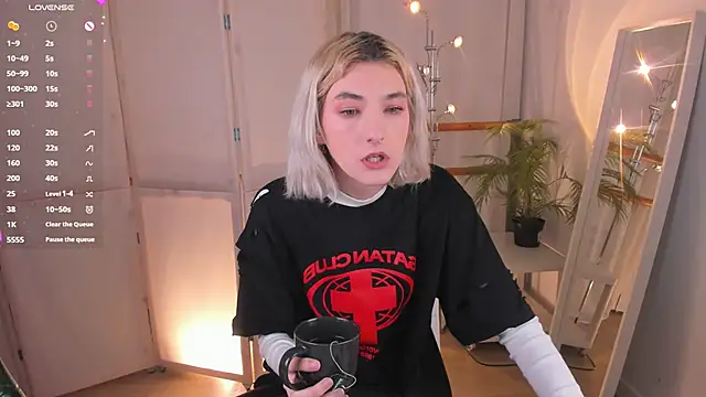 Snapshot of Mia_Cheers chatting on 02/13/25, 05:22 Mia Cheers online show from 02/13/25, 05:22