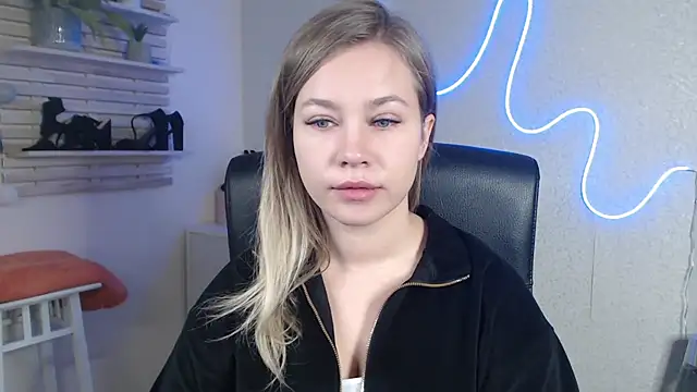 Snapshot of holly_xglam chatting on 12/16/24, 06:53 holly xglam online show from 12/16/24, 06:53