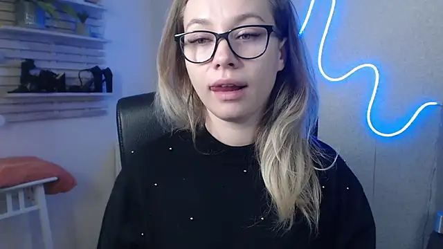 Snapshot of holly_xglam chatting on 12/18/24, 10:40 holly xglam online show from 12/18/24, 10:40