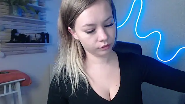 Snapshot of holly_xglam chatting on 12/19/24, 03:18 holly xglam online show from 12/19/24, 03:18